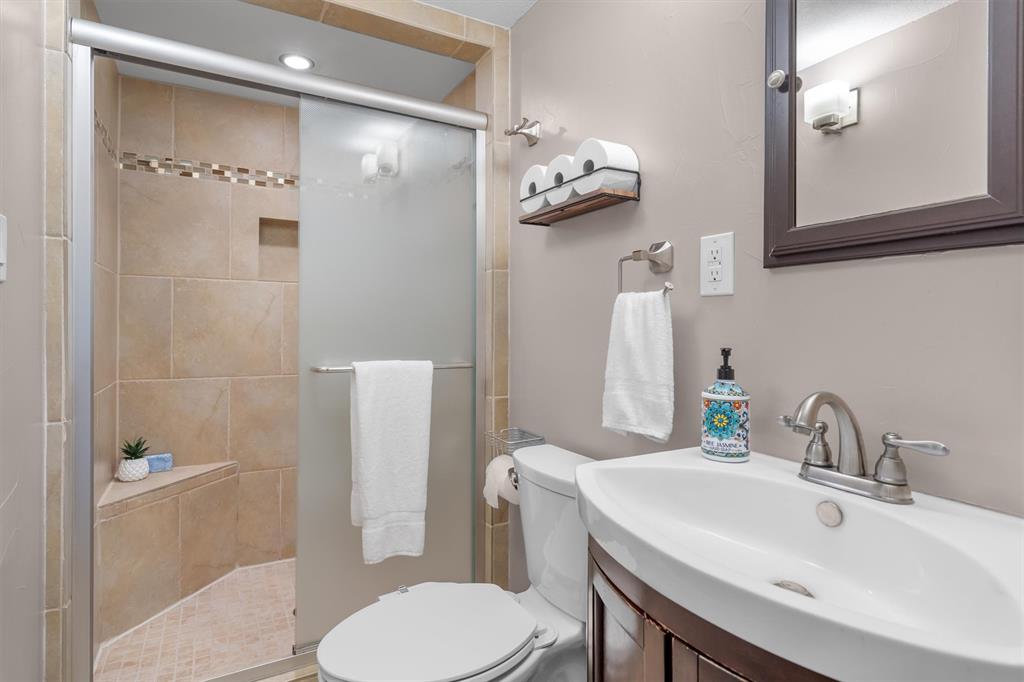 410 Simmons Road Double Oak, TX 75077 - Photo 21 of 40 Well-finished secondary bathroom with quality fixtures and tasteful tile work.