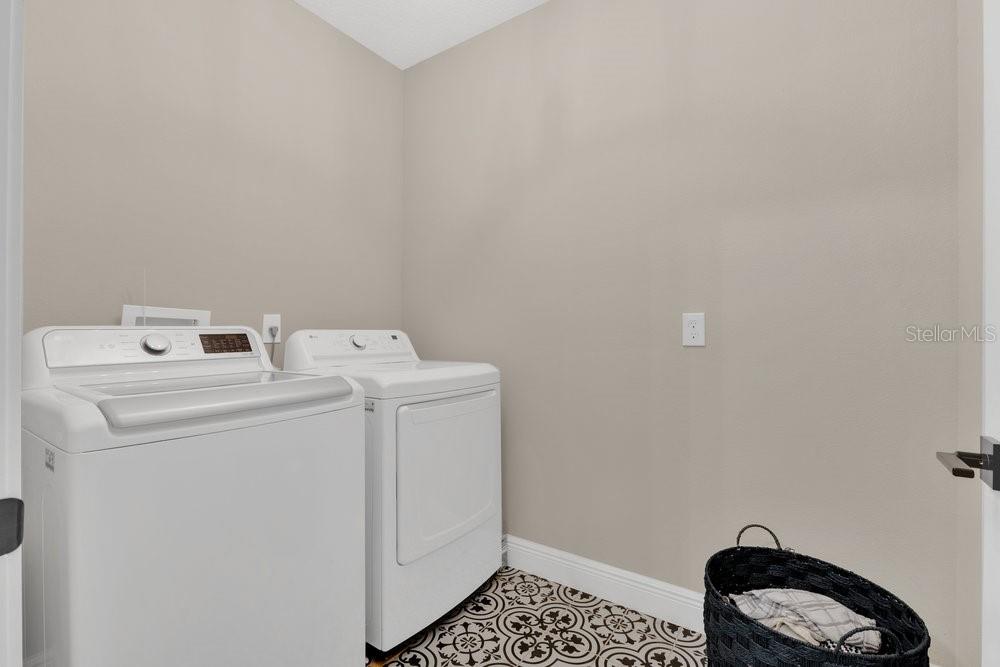 9054 Lincoln Road St. Cloud, FL 34773 - Photo 18 of 33 a utility room with dryer and washer