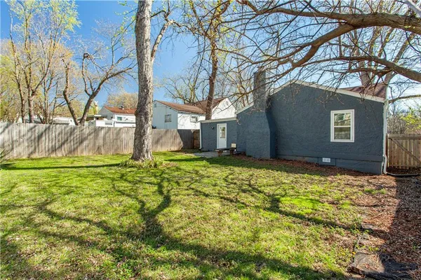 $220,000 | 2320 South Vermont Avenue, Independence, MO 64052