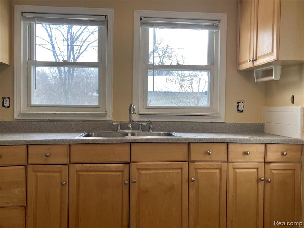 4215 Hannan Road Wayne, MI 48184 - Photo 3 of 33