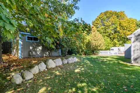 a view of yard with green space