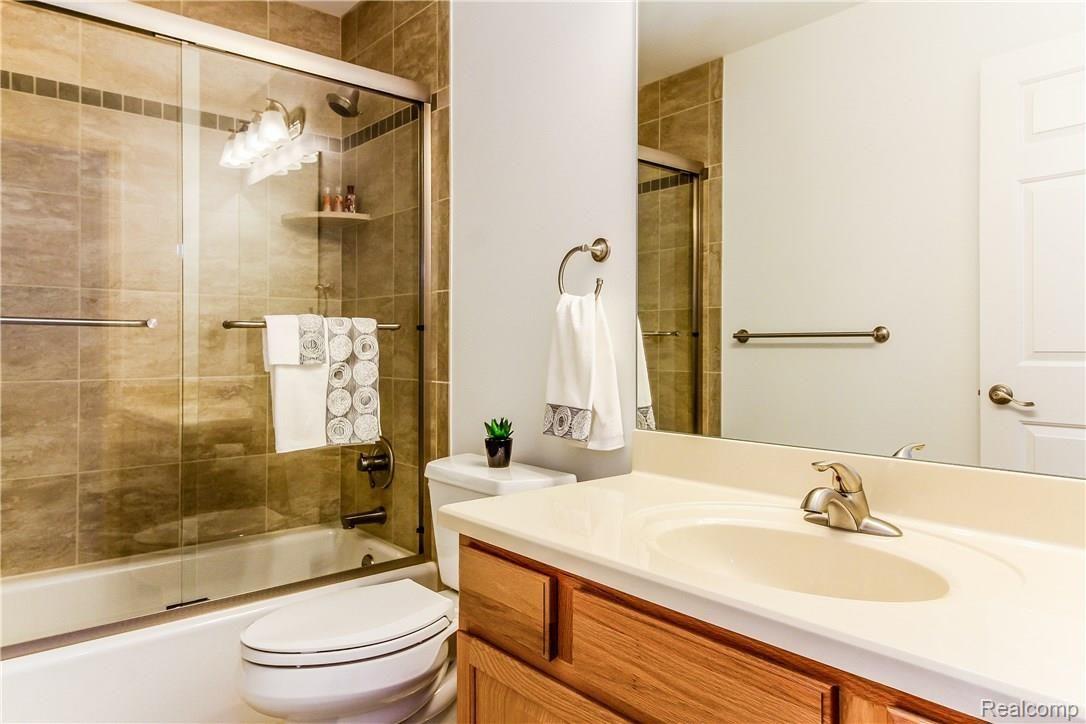 568 Cherry Orchard Road Canton, MI 48188 - Photo 27 of 37 027-Bathroom-5563562-large.jpg