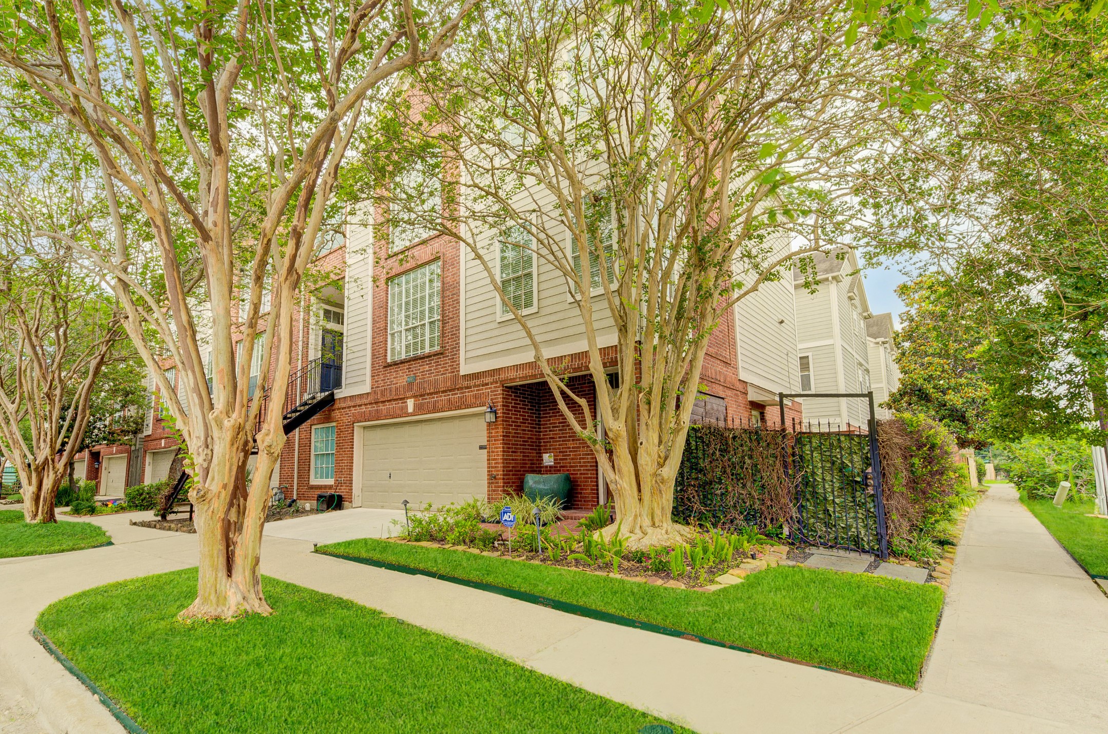 302 Fargo Street Houston, TX 77006 - Photo 2 of 15