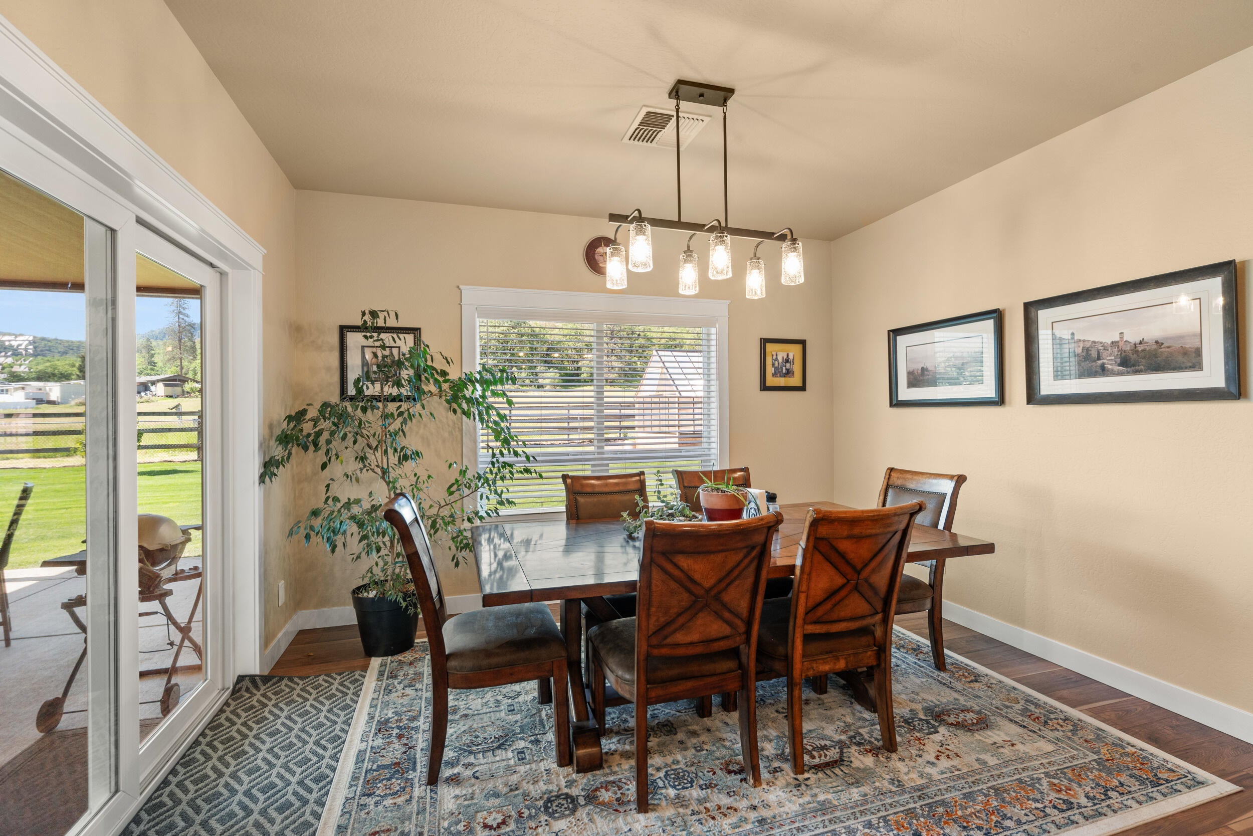 7765 Colonial Way Central Point, OR 97502 - Photo 15 of 50 Dining
