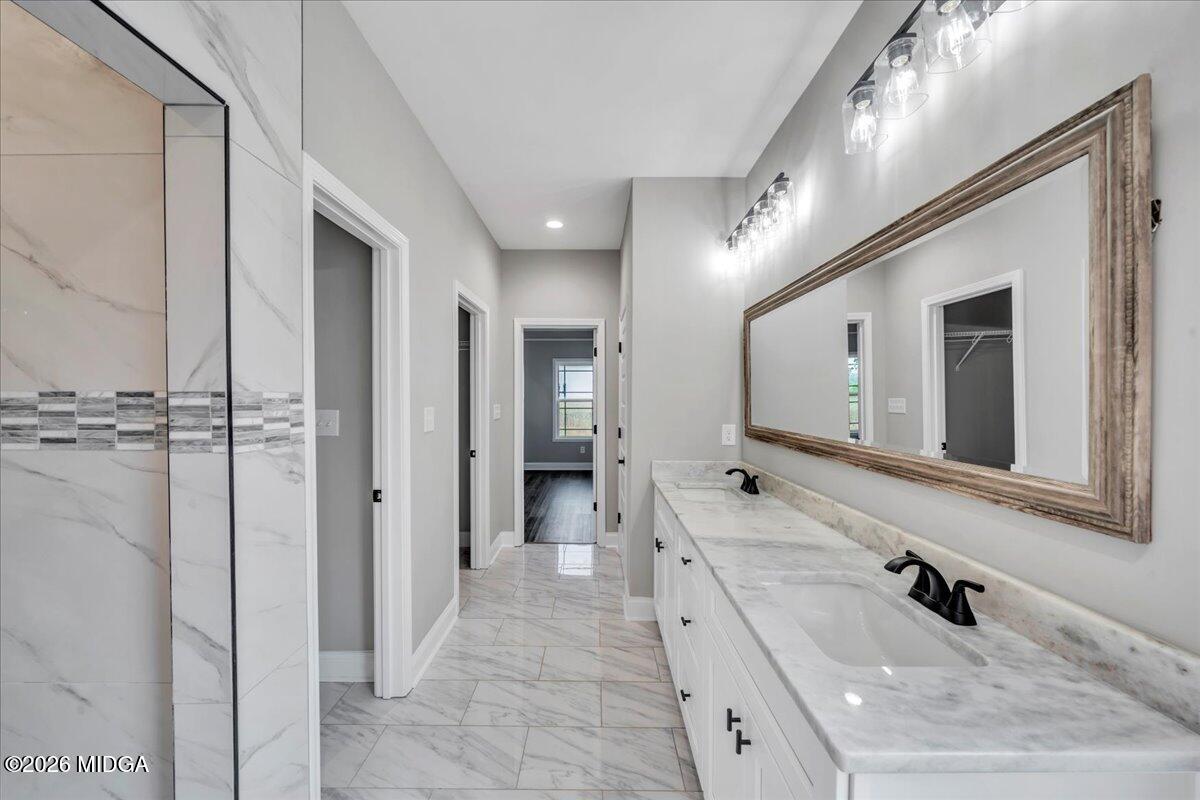 208 Eric Court Byron, GA 31008 - Photo 39 of 57 39 - Owners Suite Bath