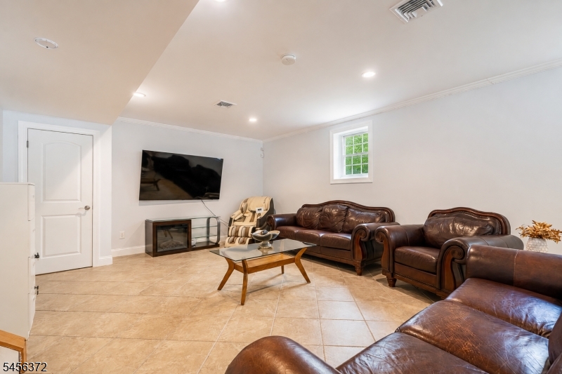 207 Stonehouse Road Bloomfield, NJ 07028 - Photo 25 of 49 Gallery Image 25