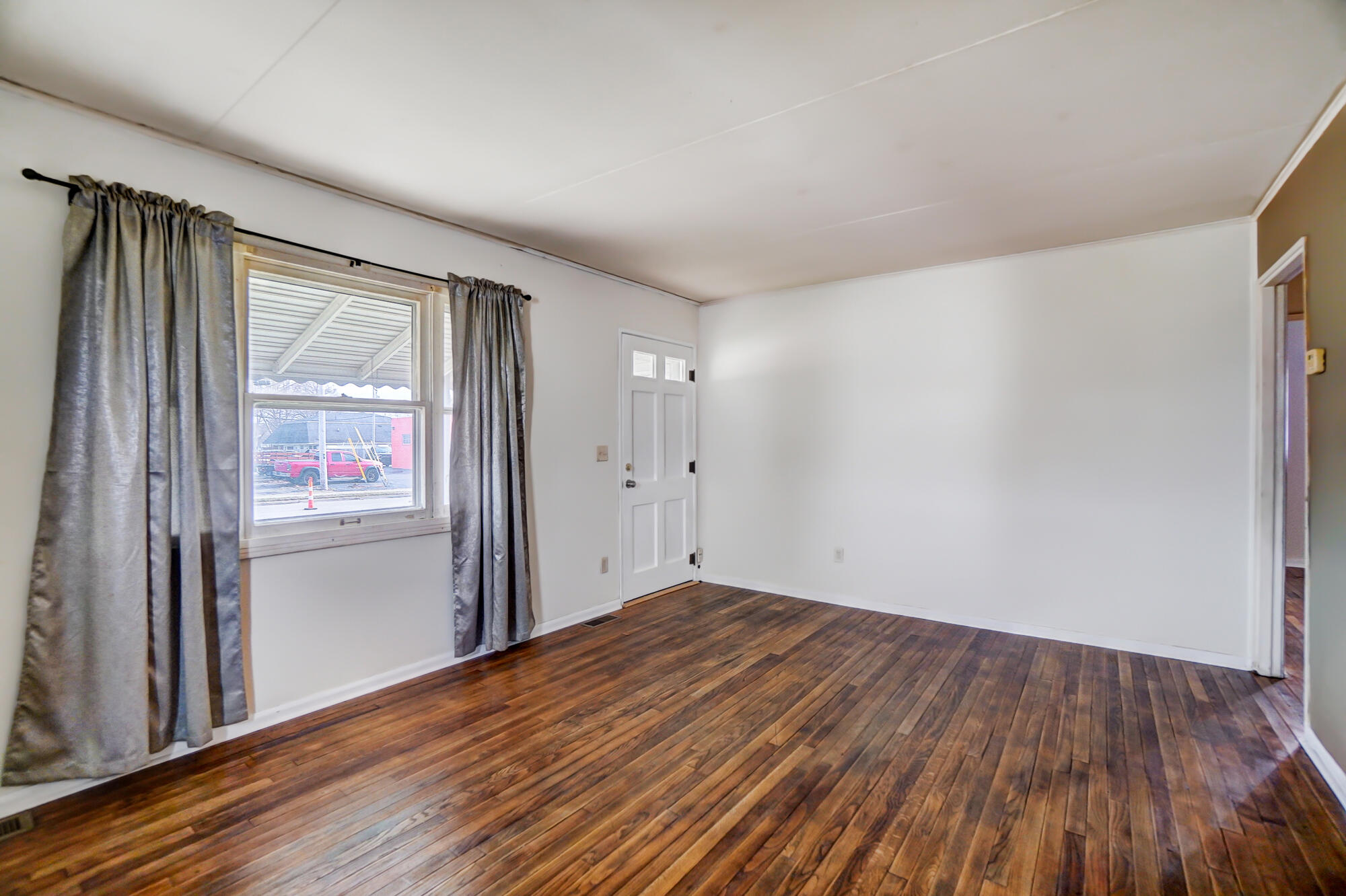 635 South Burnett Road Springfield, OH 45505 - Photo 3 of 17 Gallery Image 3