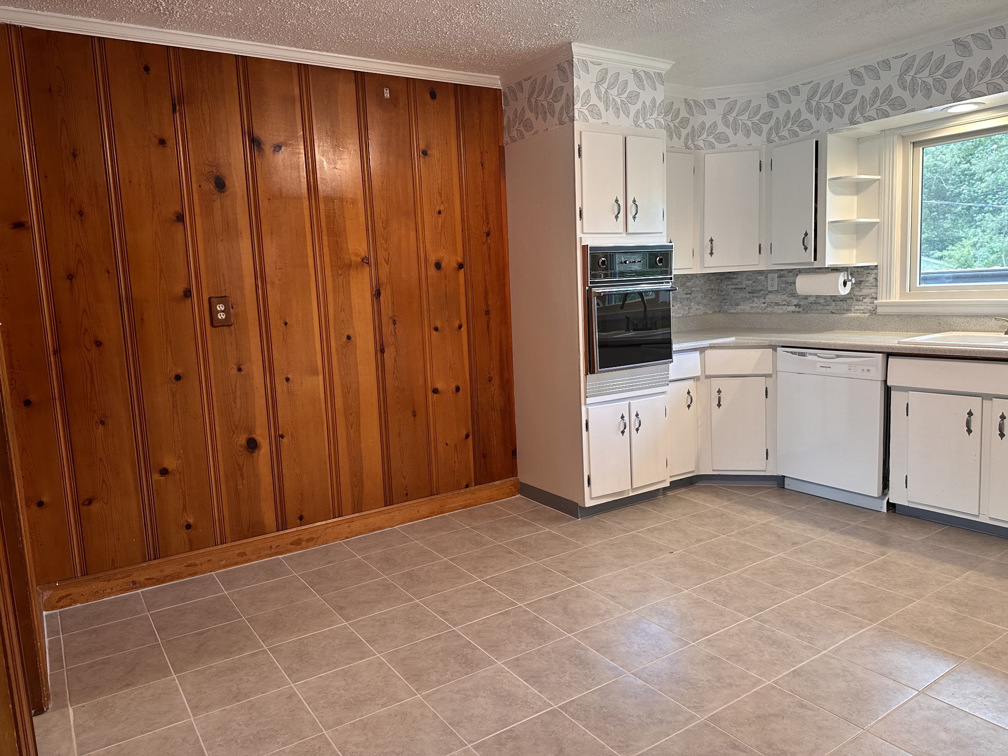 912 Hills Chapel Road Manchester, TN 37355 - Photo 7 of 23 a view of a kitchen with electric appliances