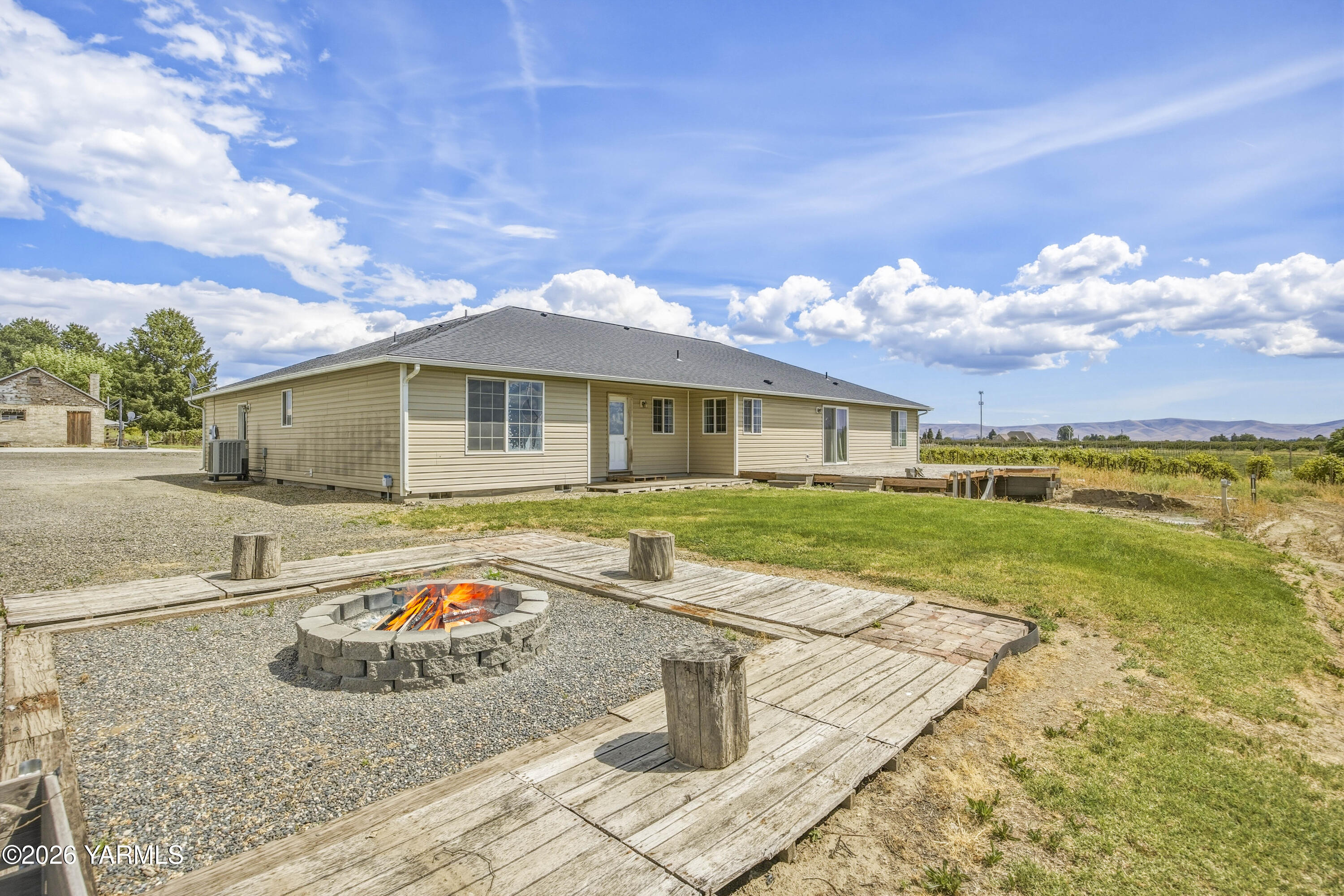 2050 Olmstead Road Grandview, WA 98930 - Photo 20 of 60 a front view of a house with garden