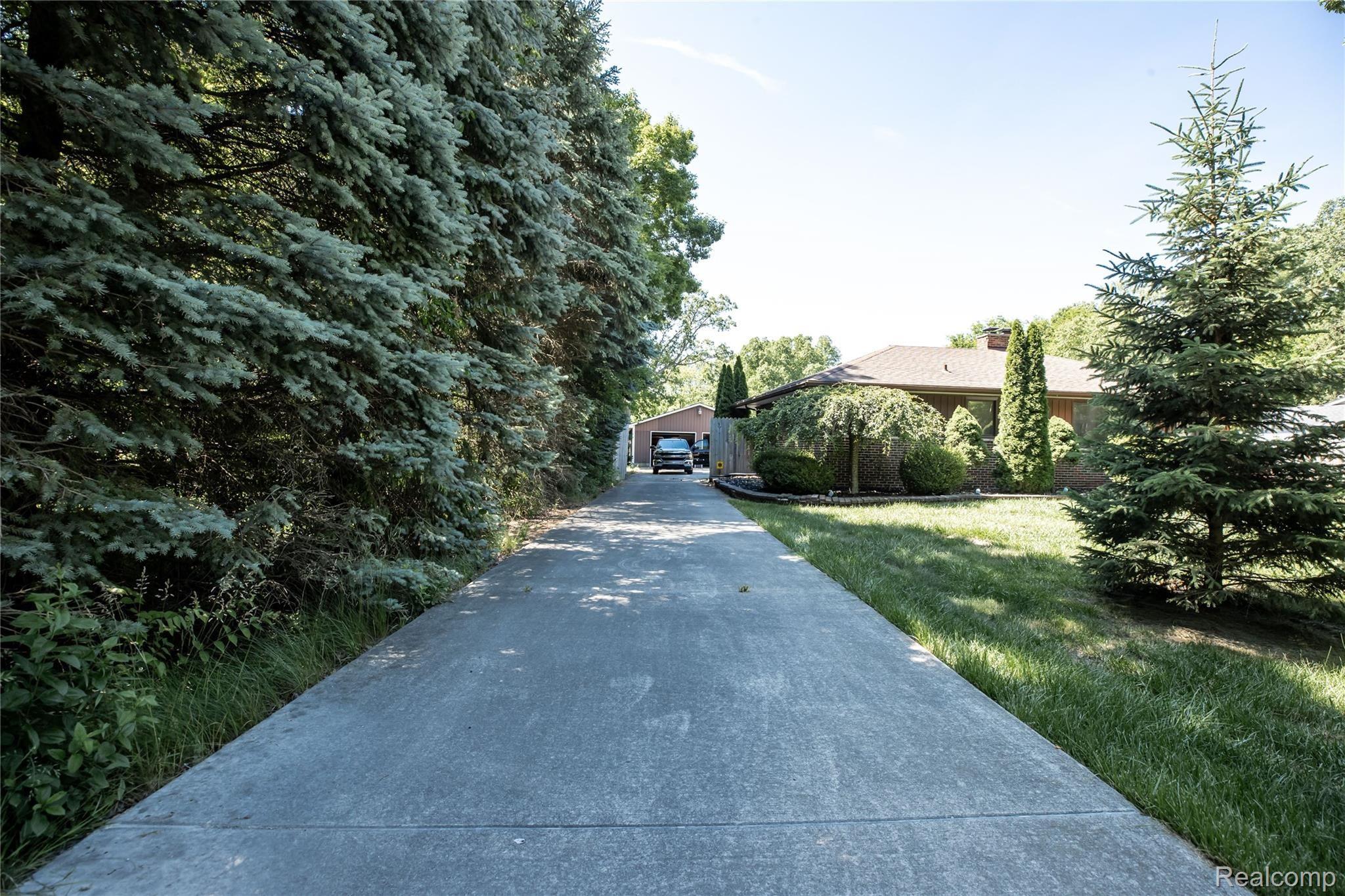 3496 Hazelton Avenue Rochester, MI 48307 - Photo 11 of 35 3496 HAZELTON AVE - EXTERIOR-26.jpg