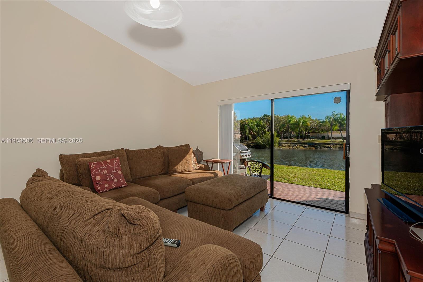 840 Southwest 120th Way Davie, FL 33325 - Photo 5 of 29