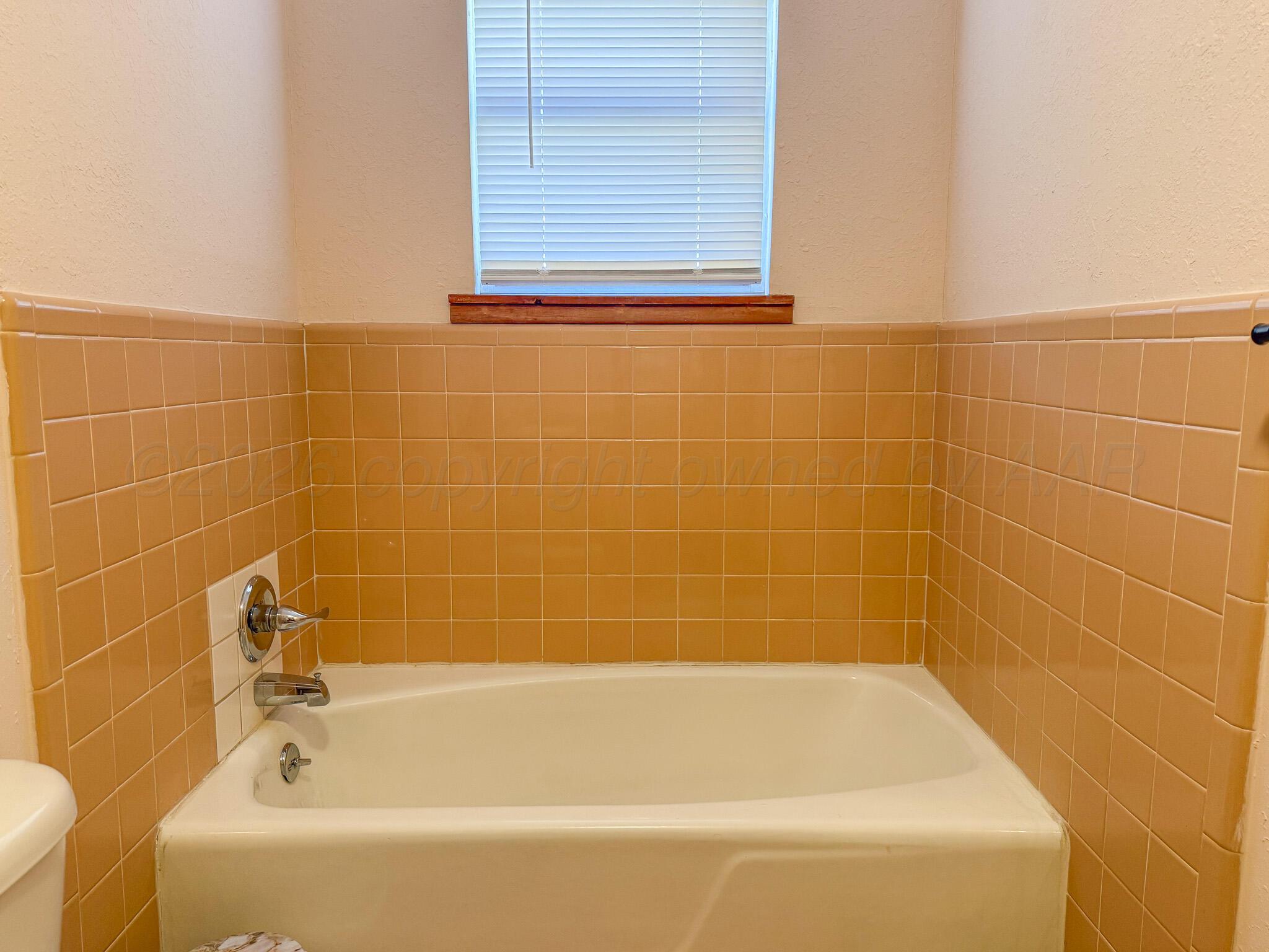 702 South Canadian Street Wheeler, TX 79096 - Photo 26 of 47 a bathroom with a bathtub