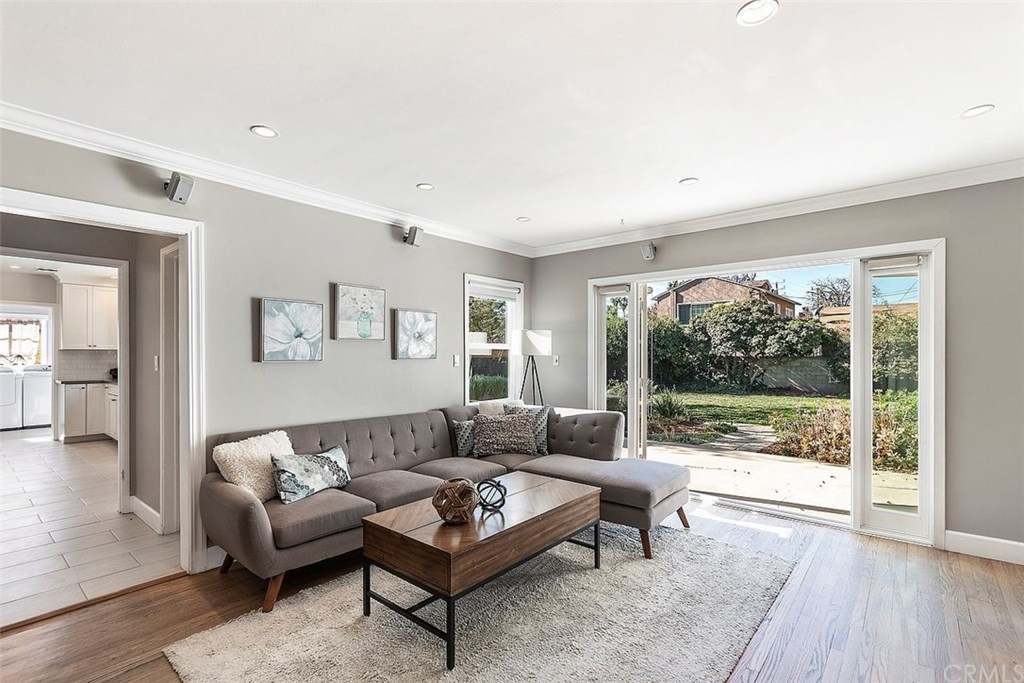 6803 Chisholm Avenue Van Nuys, CA 91406 - Photo 6 of 27