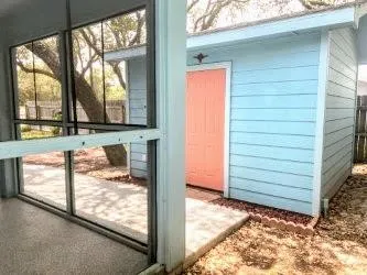 a view of a backyard