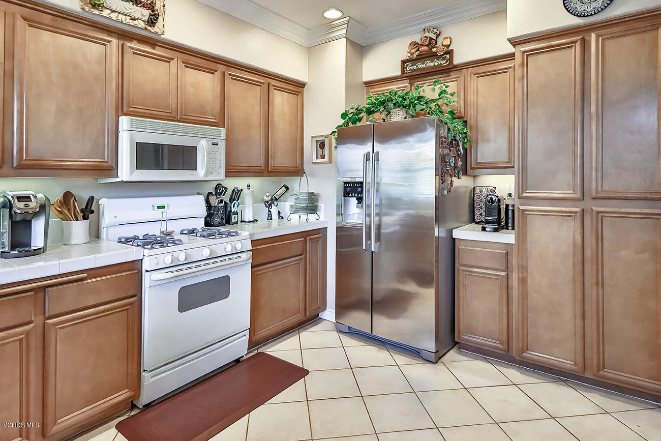 1702 Watercrest Way Simi Valley, CA 93065 - Photo 12 of 32 dKitchen4