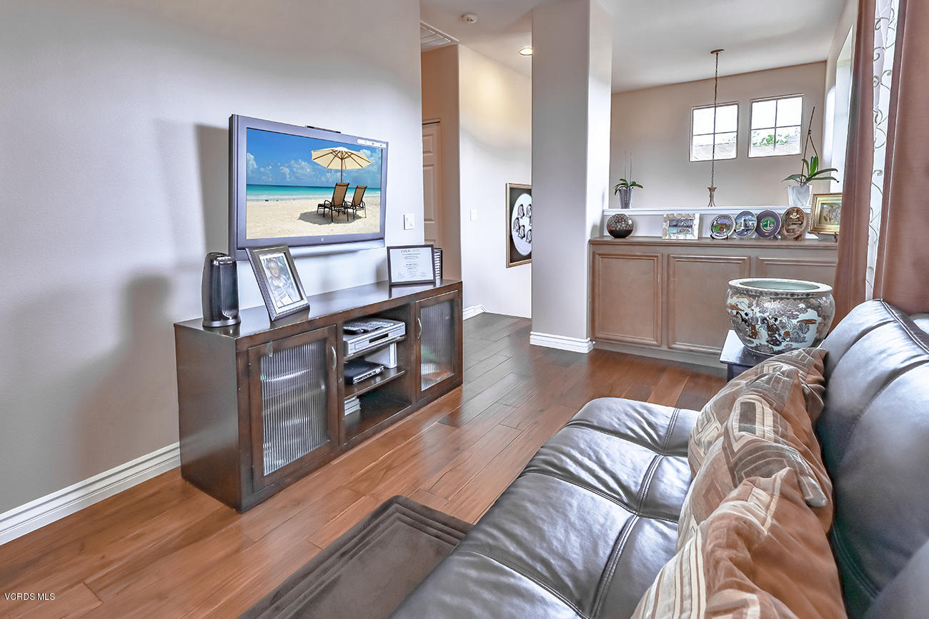 1702 Watercrest Way Simi Valley, CA 93065 - Photo 15 of 32 fLanding2