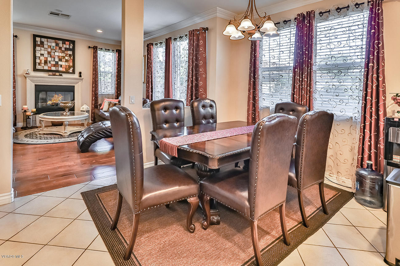 1702 Watercrest Way Simi Valley, CA 93065 - Photo 10 of 32 dKitchen2