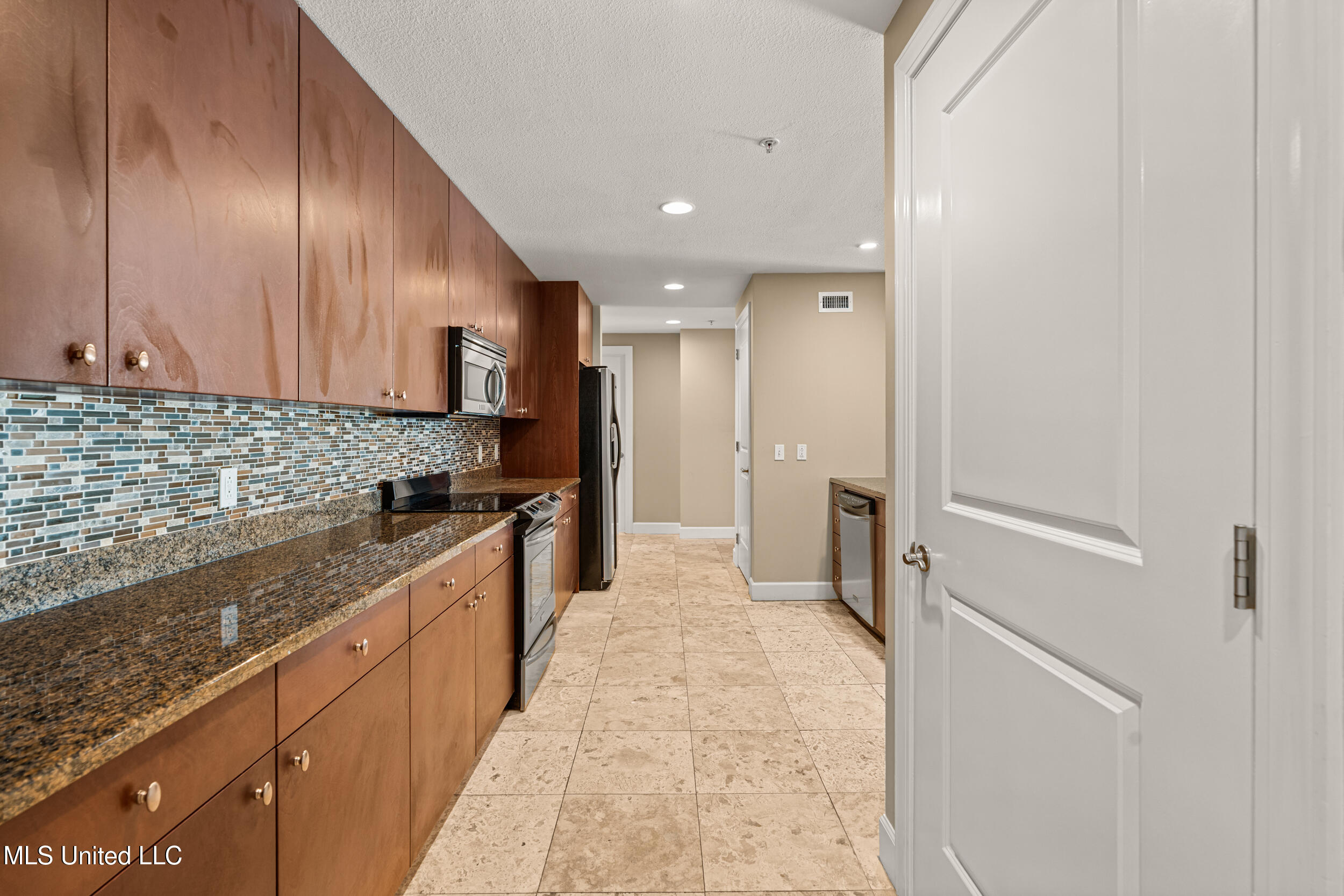 1899 Beach Boulevard, Unit 501 Biloxi, MS 39531 - Photo 20 of 60 20_kitchen_3