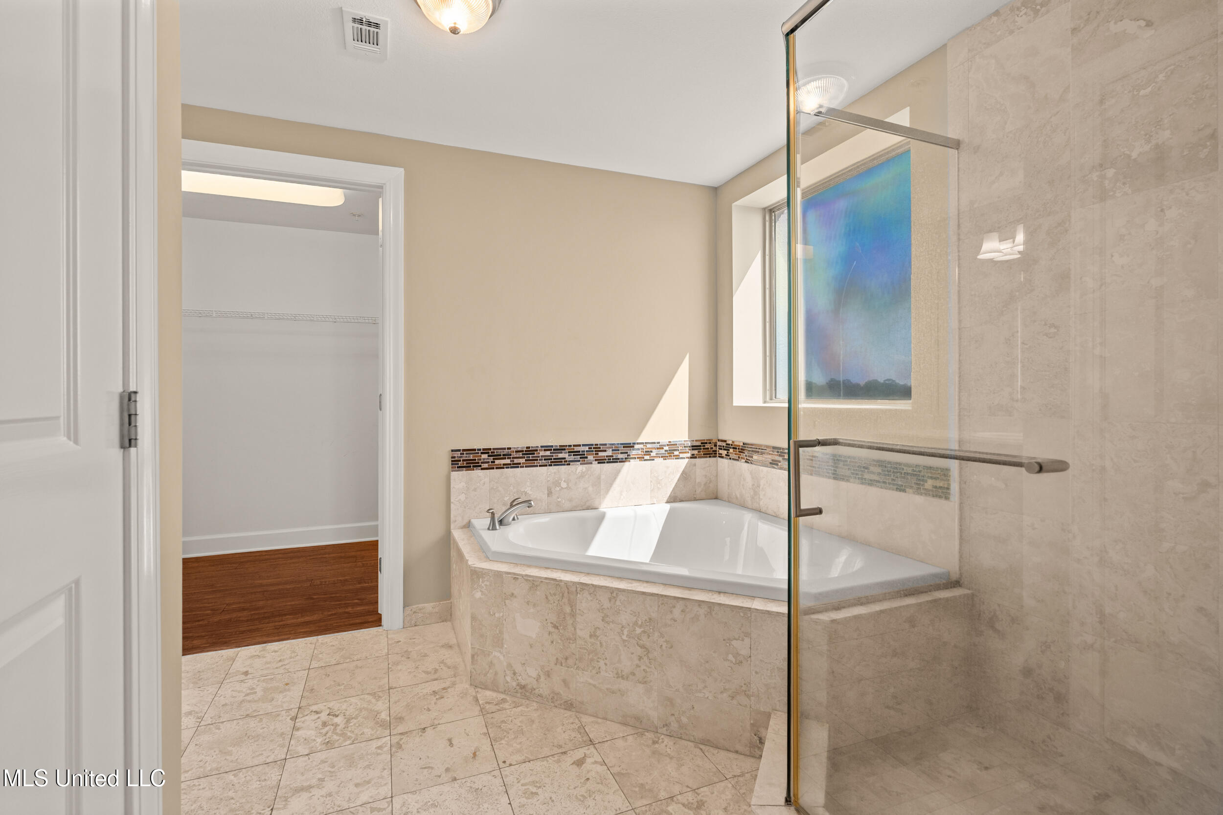 1899 Beach Boulevard, Unit 501 Biloxi, MS 39531 - Photo 30 of 60 30_master bath