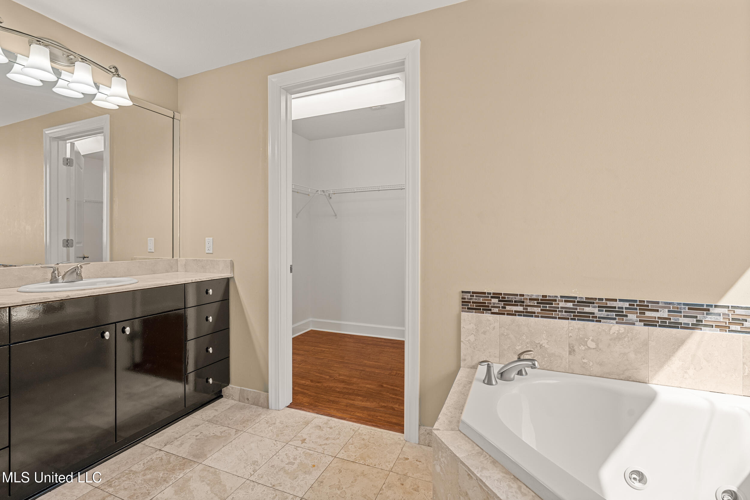 1899 Beach Boulevard, Unit 501 Biloxi, MS 39531 - Photo 31 of 60 31_master bath_2