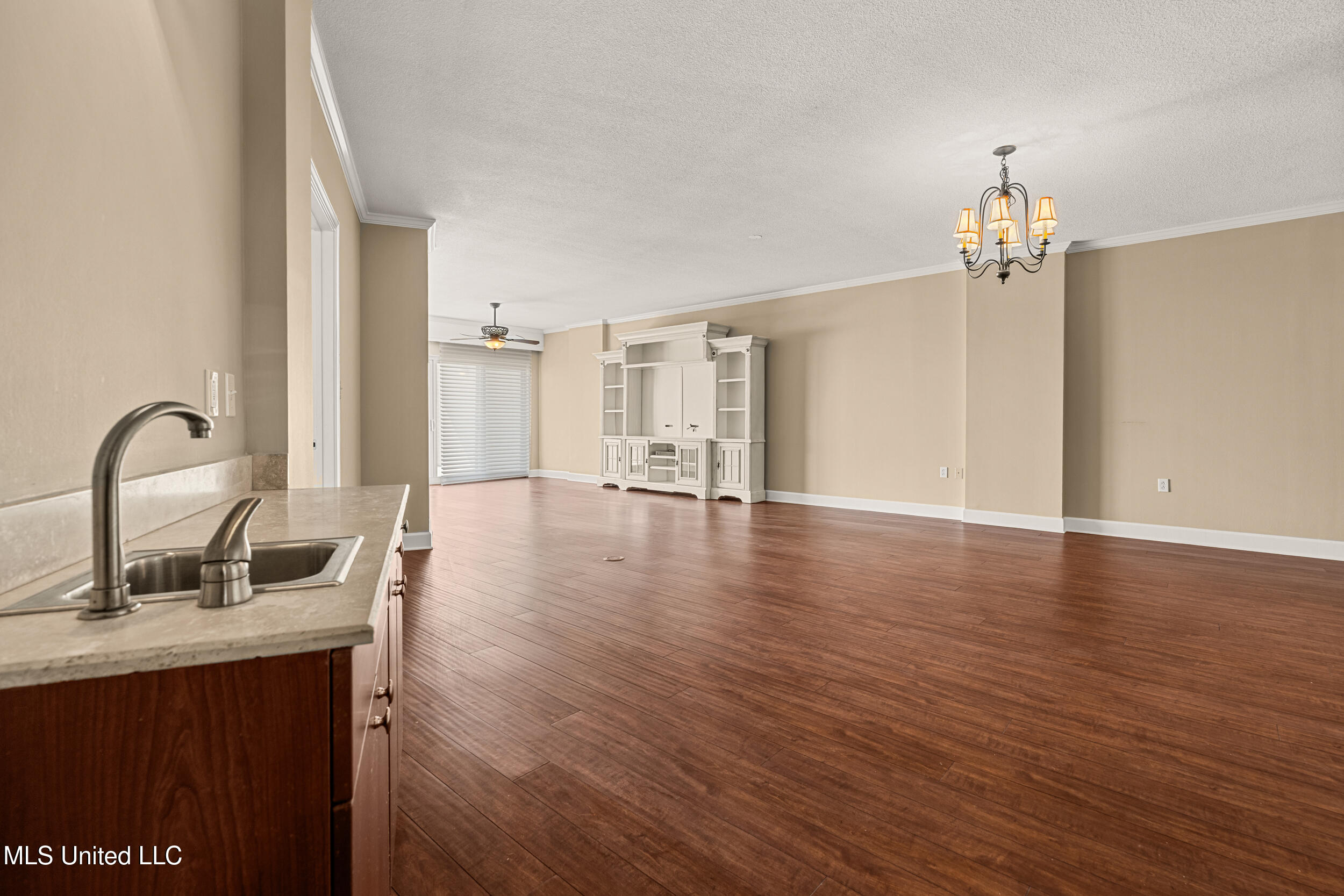 1899 Beach Boulevard, Unit 501 Biloxi, MS 39531 - Photo 10 of 60 10_wet bar_living room
