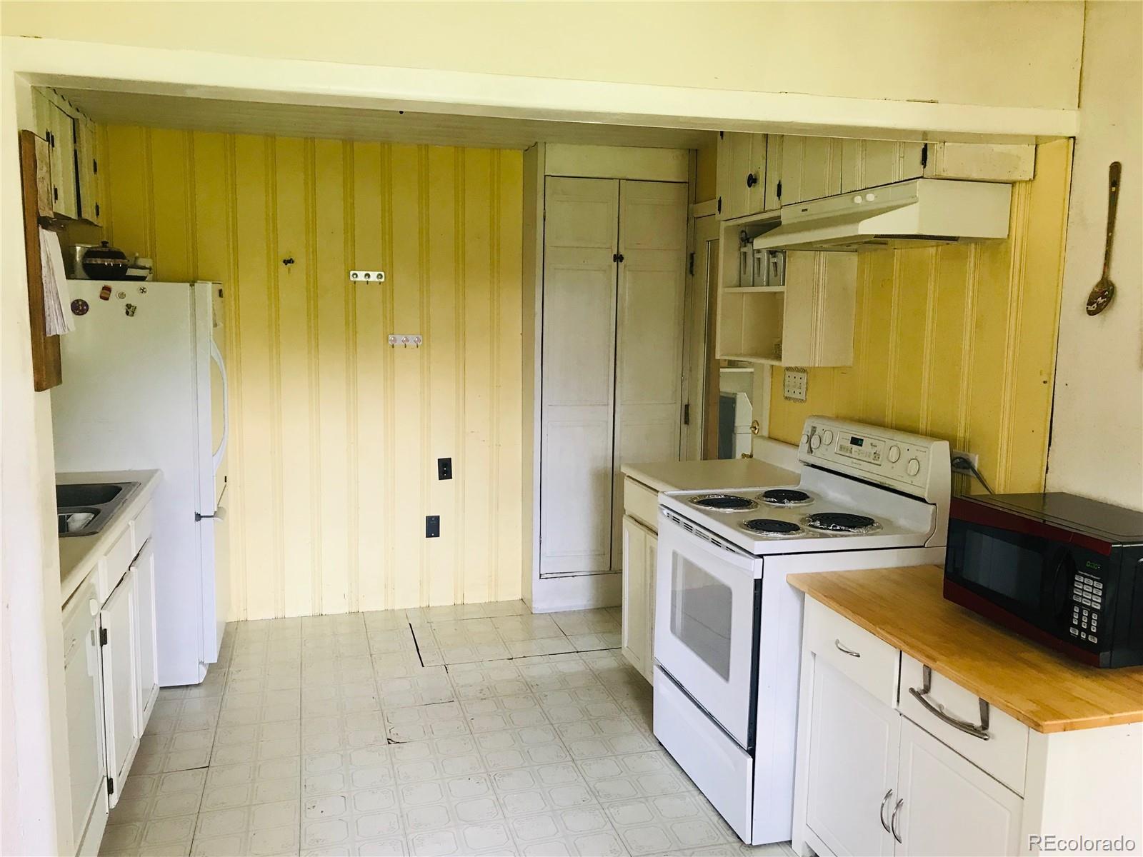 538 Neal Road Bailey, CO 80421 - Photo 13 of 20 a kitchen with a stove and a refrigerator
