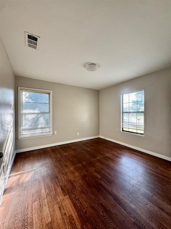 Wood-finish flooring with neutral wall paint