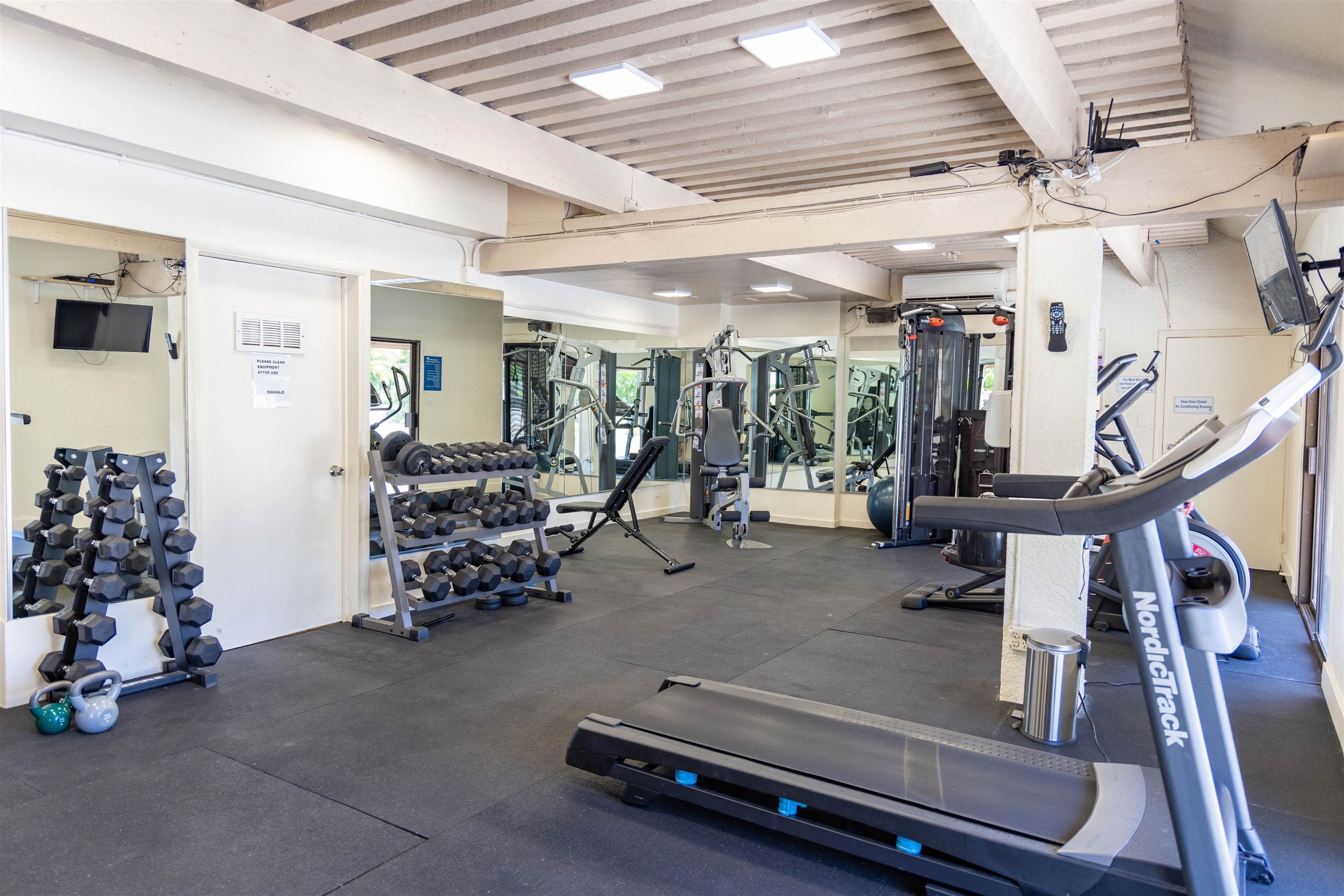 2695 South Kihei Road, Unit 9209 Kihei, HI 96753 - Photo 43 of 50 a room with gym equipment