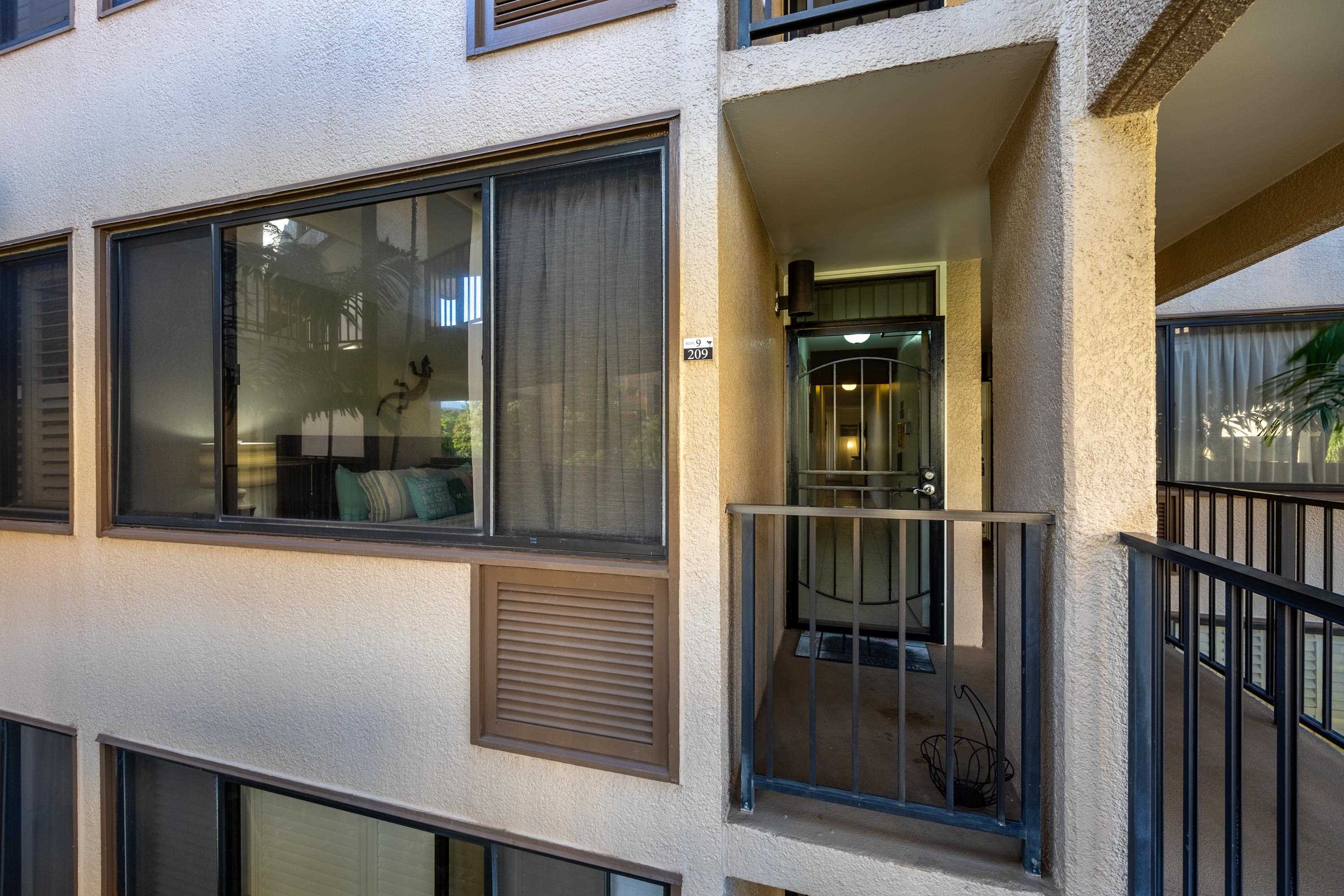 2695 South Kihei Road, Unit 9209 Kihei, HI 96753 - Photo 5 of 50 a view of a door and a window of the house