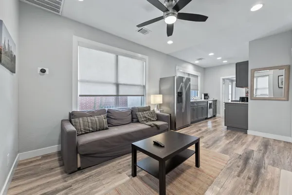 $1,800 | 412 Drew Street, Unit 2, Houston, TX 77006