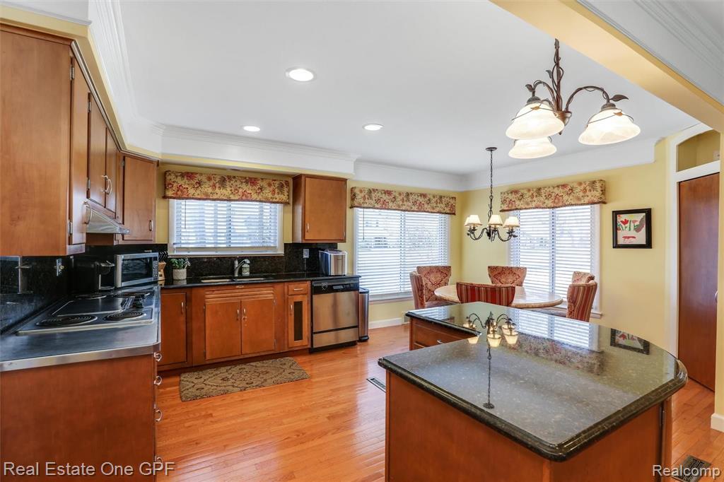 470 Cook Road Grosse Pointe Woods, MI 48236 - Photo 8 of 47