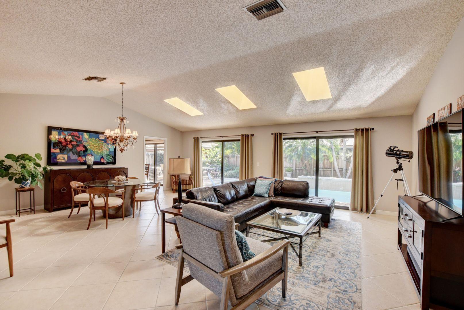 17285 Lake Park Road Boca Raton, FL 33487 - Photo 7 of 40 Living & Dining Areas