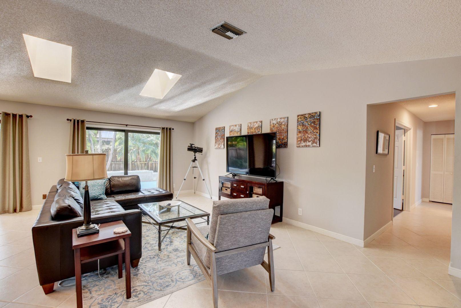 17285 Lake Park Road Boca Raton, FL 33487 - Photo 8 of 40 Living Room