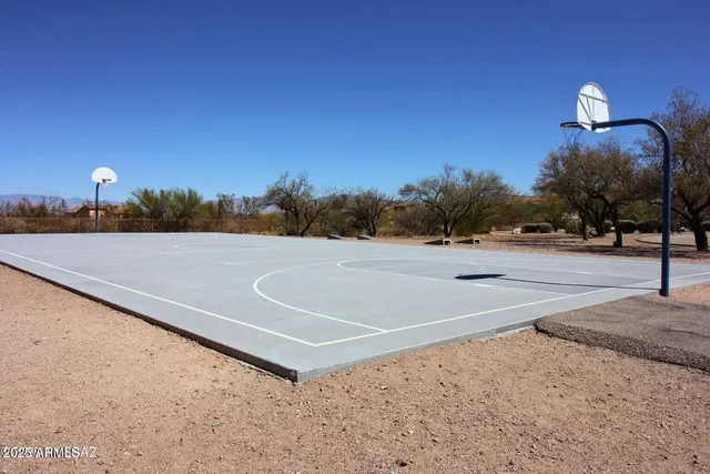 a view of a yard with a house