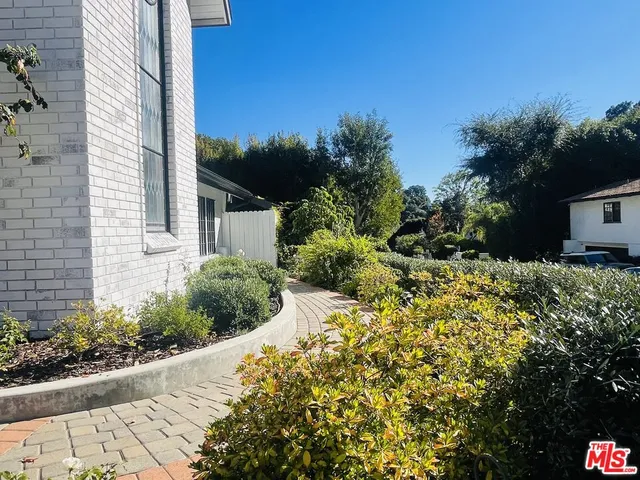 $3,995,000 | 1060 Chantilly Road, Los Angeles, CA 90077