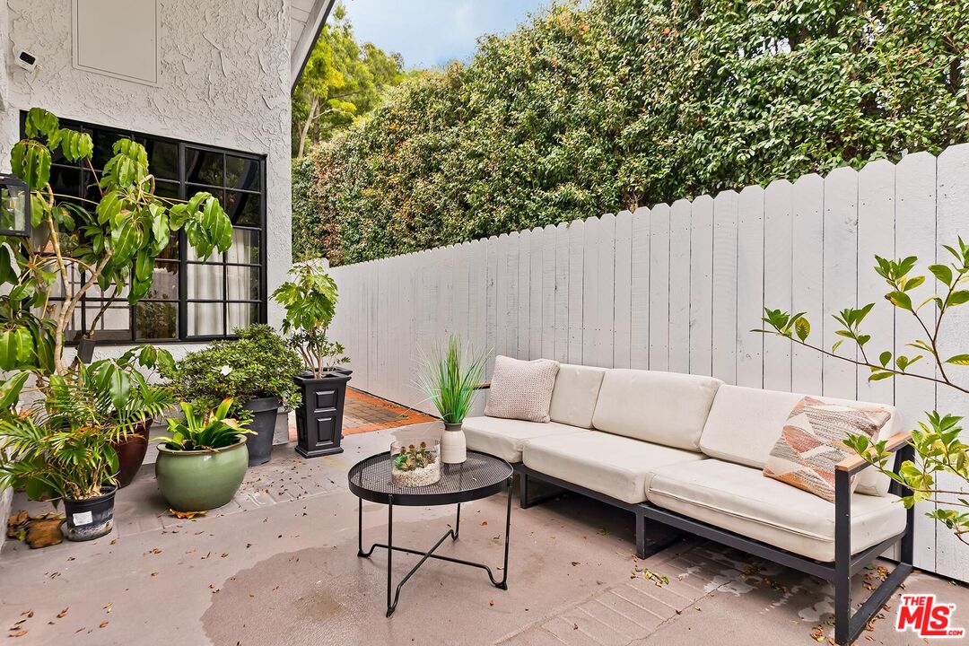 1060 Chantilly Road Los Angeles, CA 90077 - Photo 4 of 23 Gallery Image 4