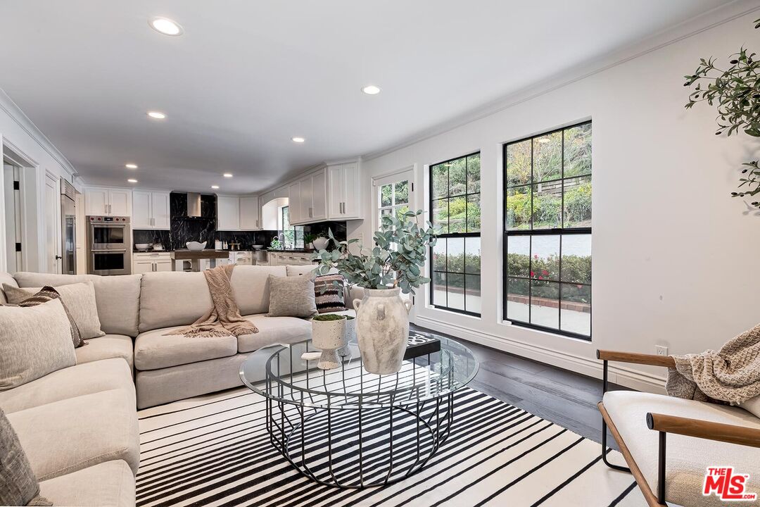 1060 Chantilly Road Los Angeles, CA 90077 - Photo 7 of 23 Gallery Image 7
