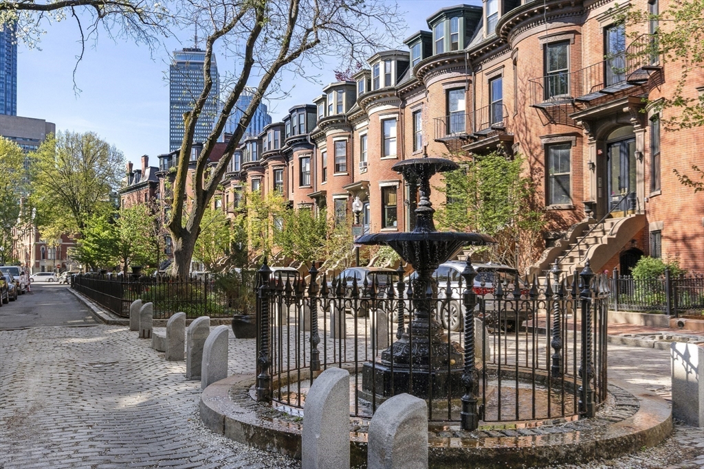 12 Concord Square, Unit 1 Boston, MA 02118 - Photo 3 of 33