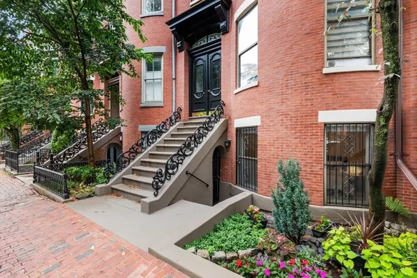 $1,470,000 | 12 Concord Square, Unit 1, Boston, MA 02118