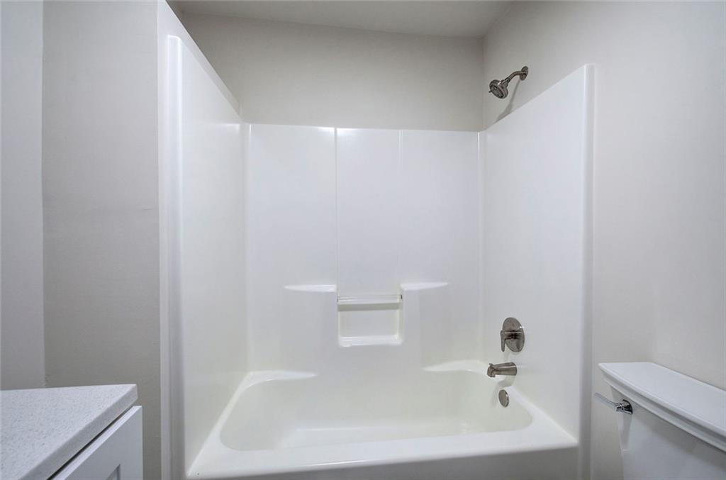 30 Grove Circle Cartersville, GA 30120 - Photo 19 of 33 a bathroom with a bathtub