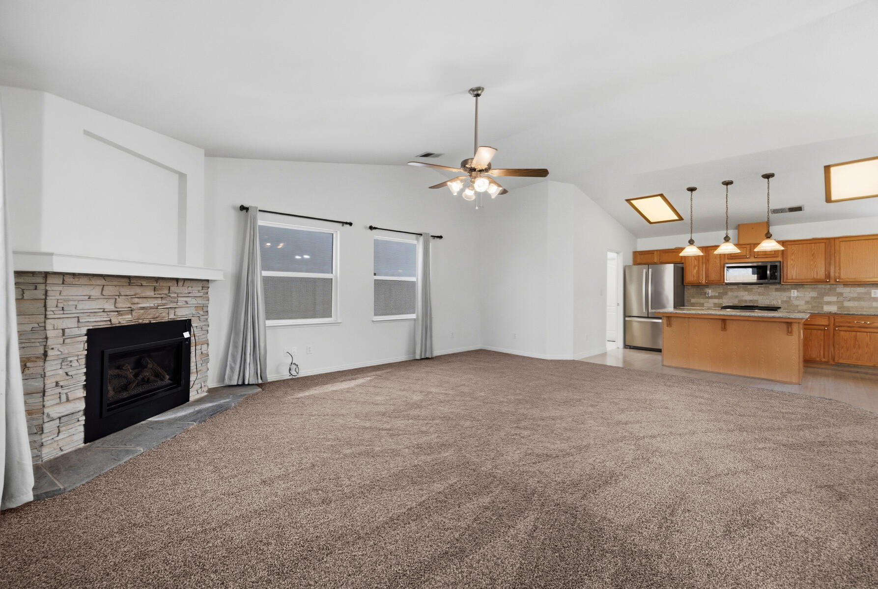 1752 Modoc Avenue Tulare, CA 93274 - Photo 12 of 45 12 - Livingroom (4)