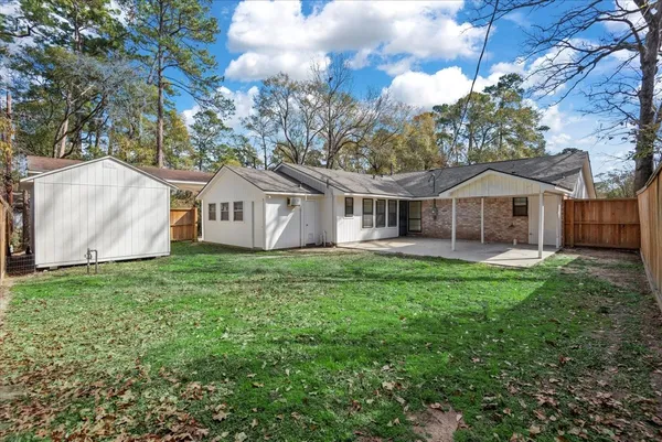 a view of a house with backyard and garden