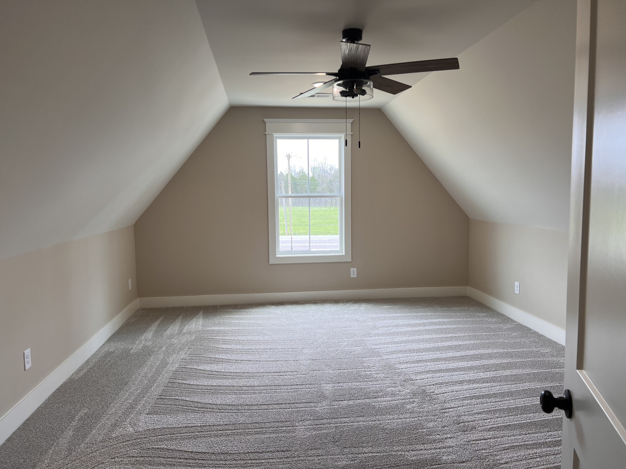6750 Murfreesboro Road Lebanon, TN 37090 - Photo 5 of 12 a view of an empty room with a window