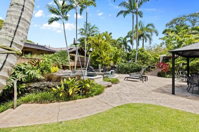 a view of a backyard