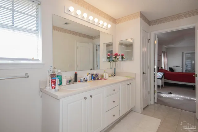 a en suite bathroom with a sink and a mirror