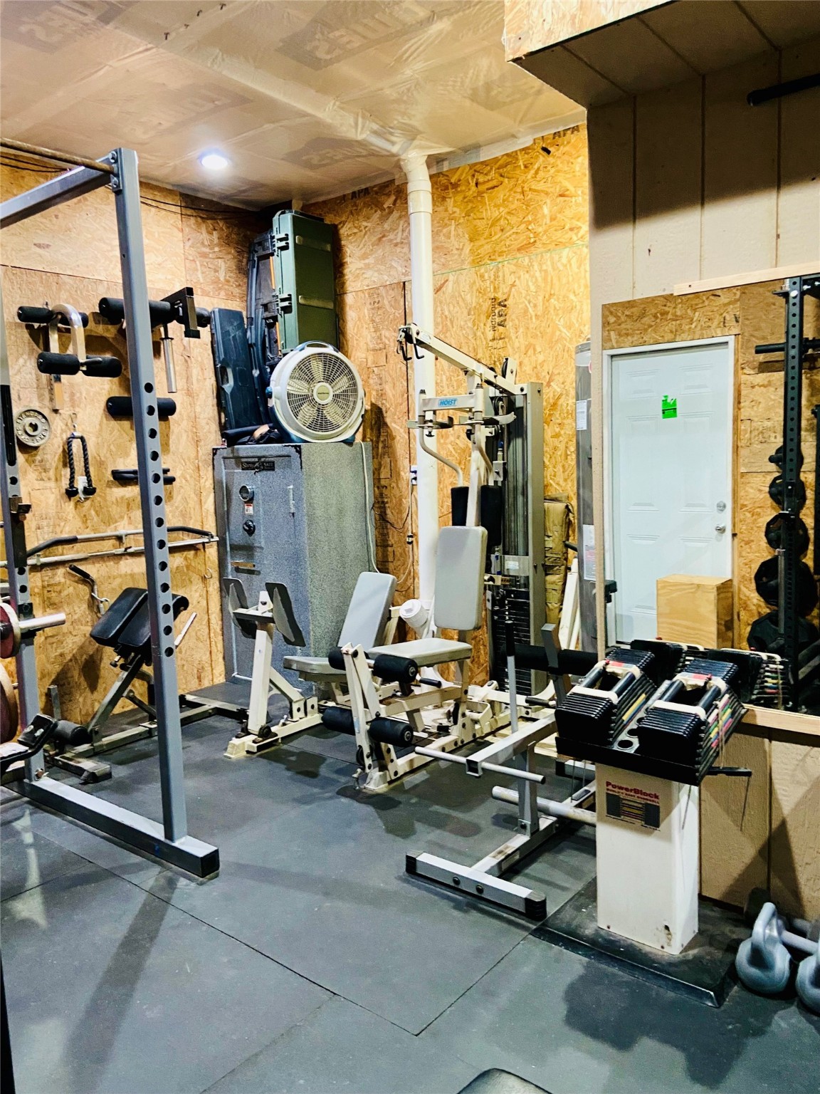 195 Rim Rock Road Onalaska, TX 77360 - Photo 32 of 45 a view of a room with gym equipment