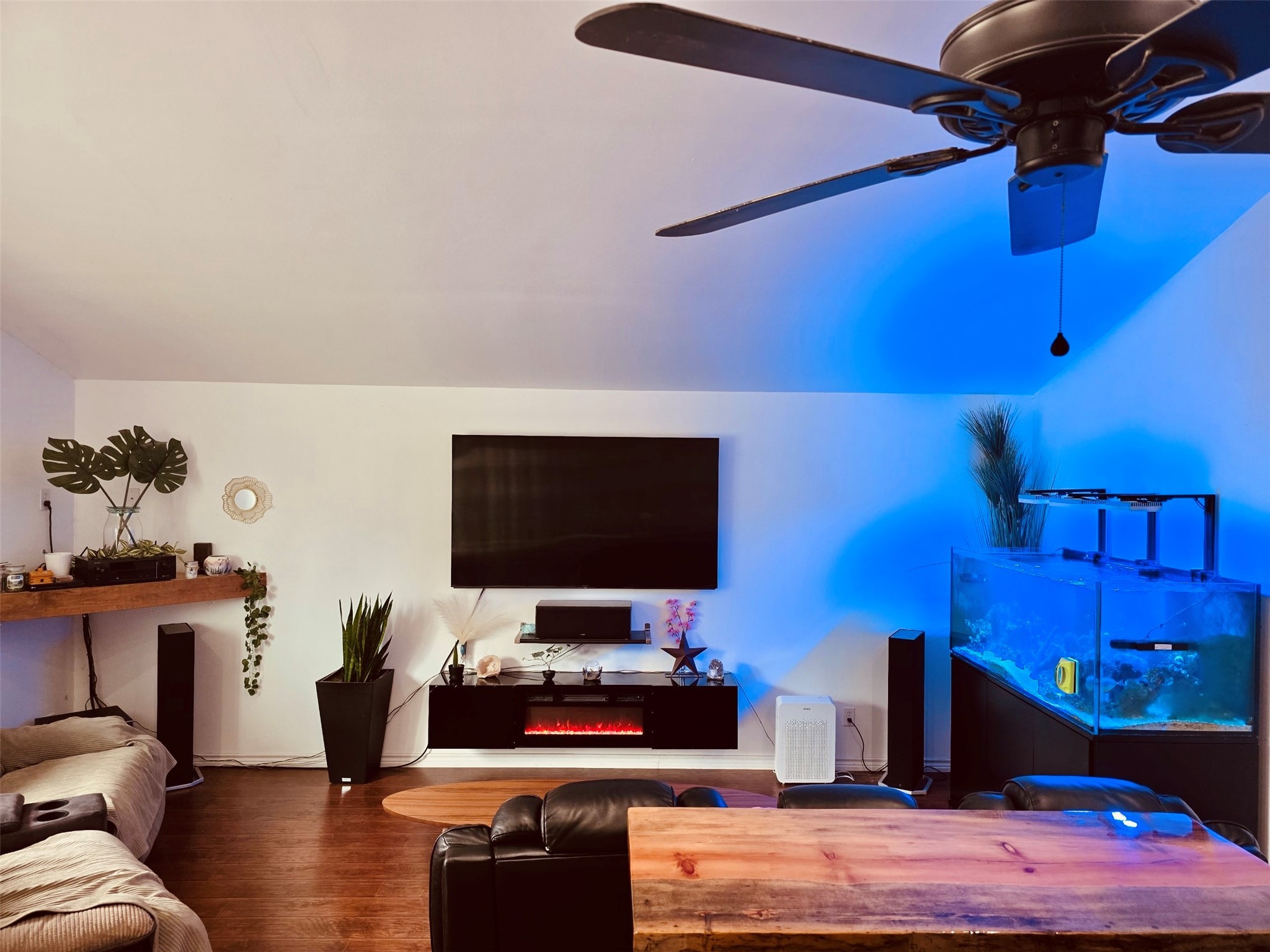 195 Rim Rock Road Onalaska, TX 77360 - Photo 7 of 45 a living room with furniture and a flat screen tv