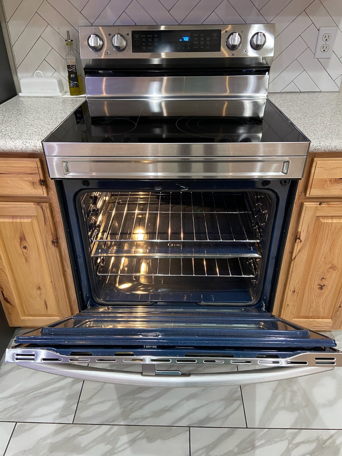 195 Rim Rock Road Onalaska, TX 77360 - Photo 9 of 45 a stove top oven sitting inside of a kitchen