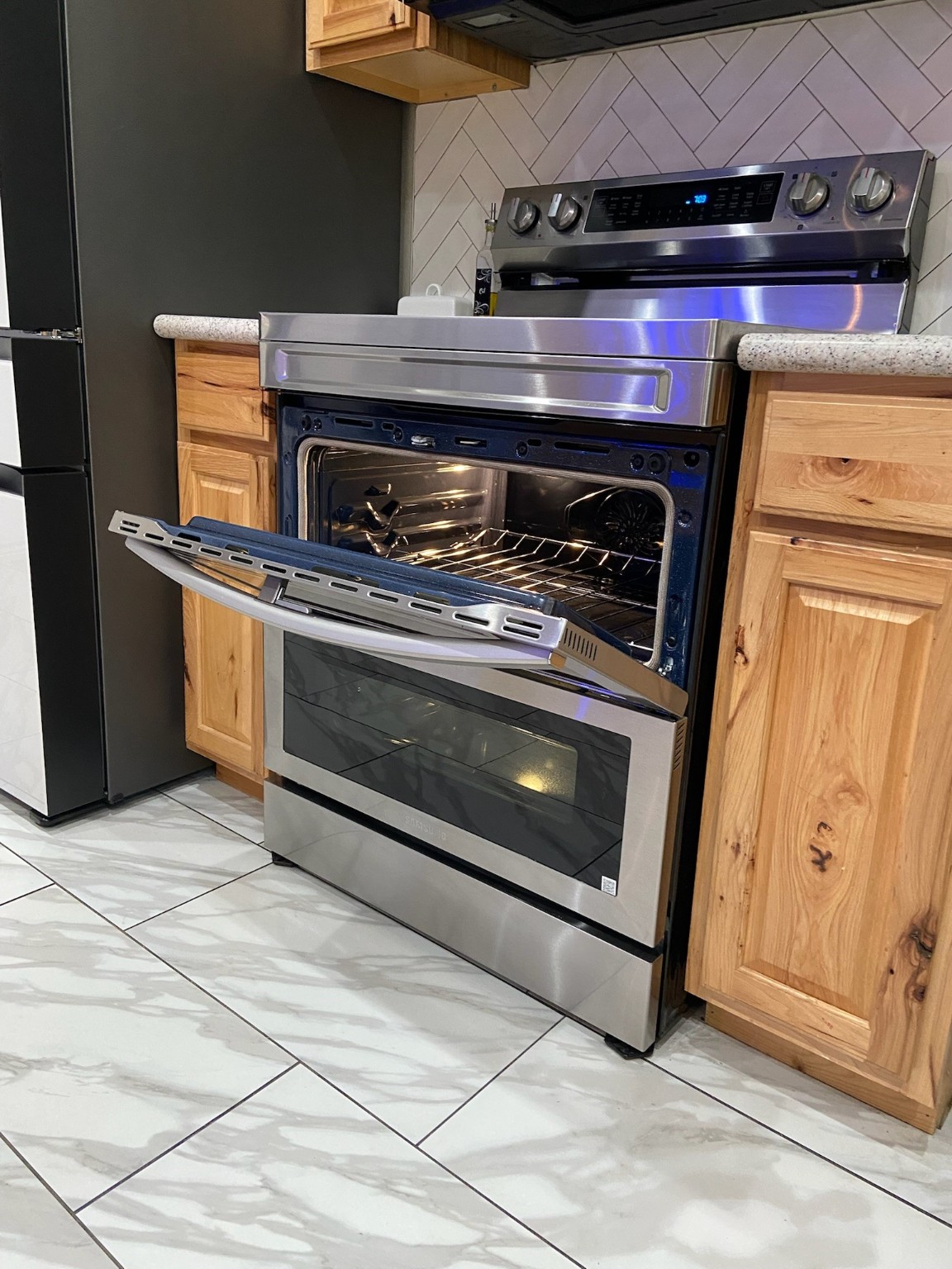 195 Rim Rock Road Onalaska, TX 77360 - Photo 10 of 45 a stove top oven sitting inside of a kitchen