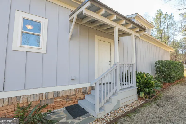 a view of a house with backyard